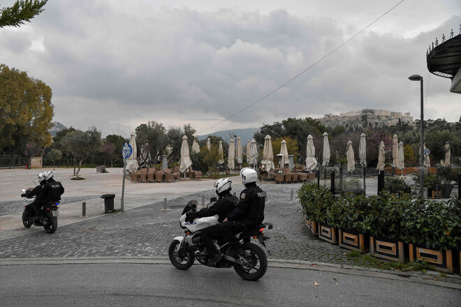 Grieķijas policijas patruļa tukšajās Atēnas ielās.