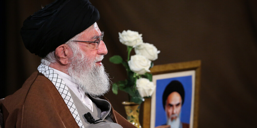 Daudzus pasaulē izbrīnījuši māņticīgie un savādie Irānas garīgā līdera izteikumi par Covid-19