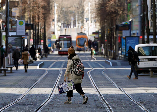 Vācijā izskan piesardzīgs optimisms, ka Covid-19 izplatība valstī varētu sākt palēnināties