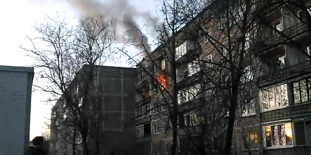 VIDEO: Vecmīlgrāvī ar atklātu liesmu dedzis daudzstāvu ēkas dzīvoklis