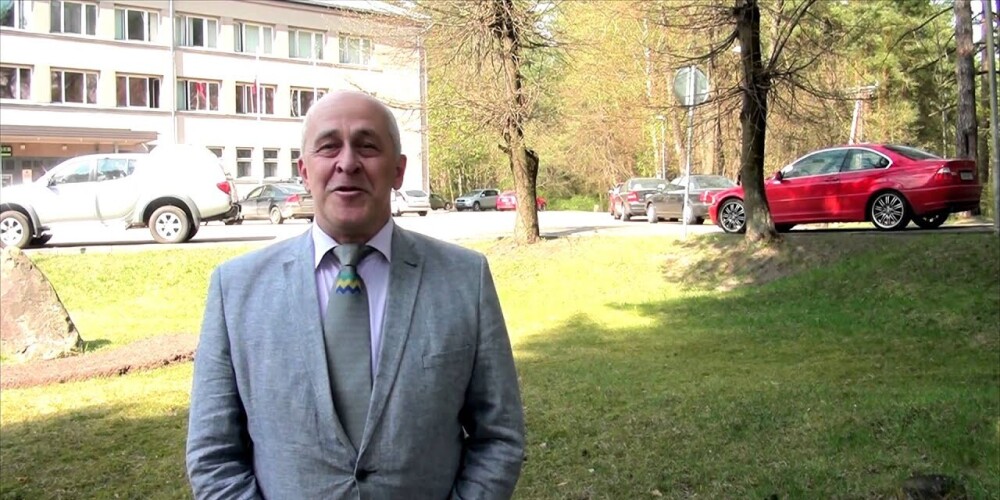 Garkalnes novada domes ārkārtas sēdē par domes jauno priekšsēdētāju ievēlētais deputāts Alvis Zīriņš.