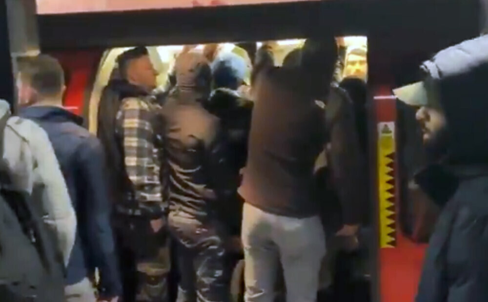 Cilvēku bezatbildība Londonā: līdz durvīm pārbāzti metro