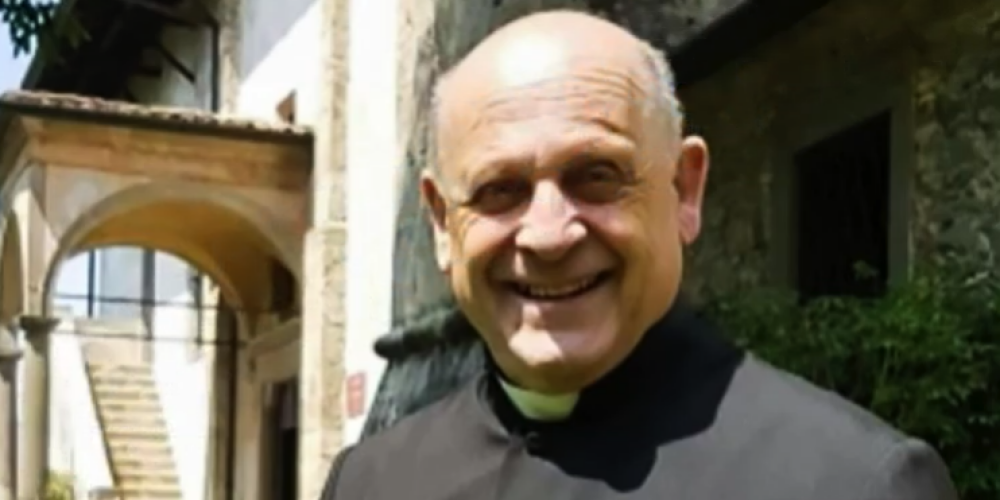 Miris ar Covid-19 slimais itāļu priesteris, kurš atdeva savu elpošanas ventilatoru jaunākam pacientam
