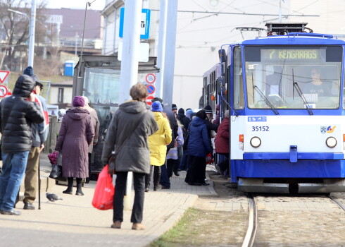 Cilvēki sabiedriskā transporta pieturvietā 24.martā.