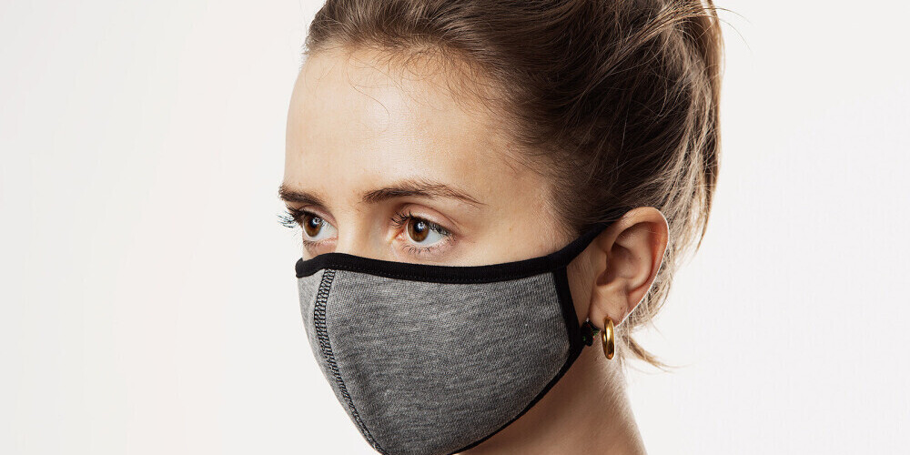 Легендарный спортивный бренд Латвии начал выпускать многоразовые маски для лица