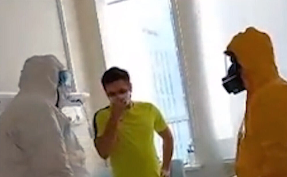 VIDEO no telefona, kuru iznīcinās: Putins aizsargtērpā apmeklē slimnīcu un runā ar pacientu