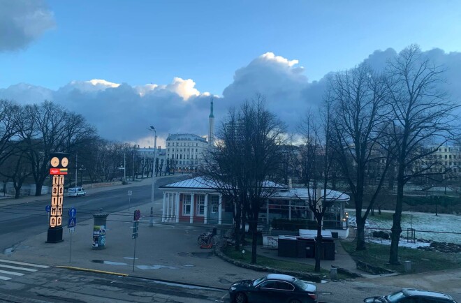 Viesnīcas numuriņos, no kuriem paveras skats uz Brīvības pieminekli, viņa piedāvāja ļaudīm nakšņot par pašu izvēlētu cenu.