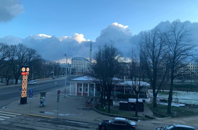 Viesnīcas numuriņos, no kuriem paveras skats uz Brīvības pieminekli, viņa piedāvāja ļaudīm nakšņot par pašu izvēlētu cenu.