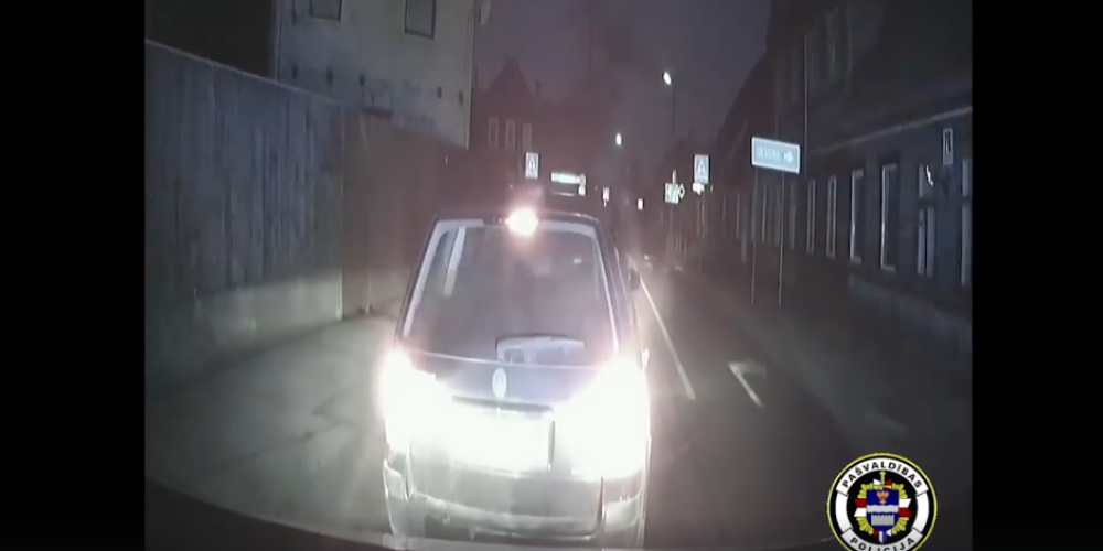 Видео: в Даугавпилсе задержали пьяного автоугонщика без прав