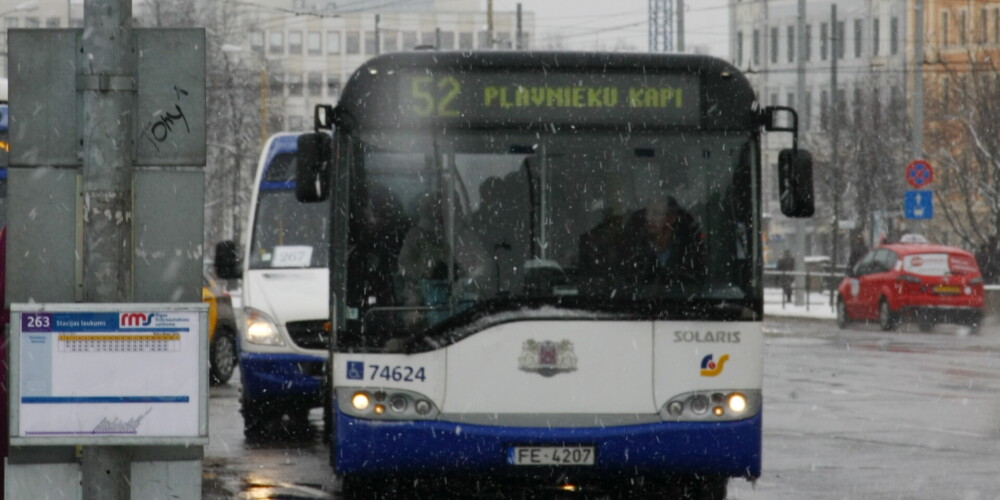 SPKC: no epidemioloģiskās drošības viedokļa sabiedriskā transporta reisu samazināšana Rīgā ir "galīgi nepieņemama"