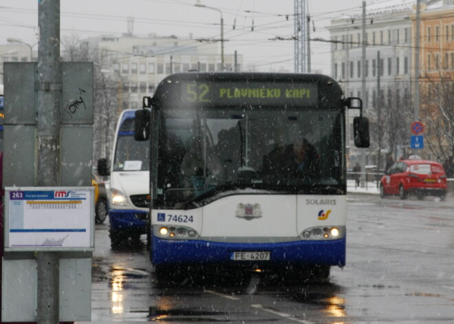 SPKC: no epidemioloģiskās drošības viedokļa sabiedriskā transporta reisu samazināšana Rīgā ir "galīgi nepieņemama"