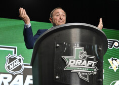 NHL komisārs Gerijs Betmens 2018. gada NHL draftā.