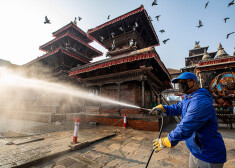 Darbinieks Nepālas galvaspilsētā Katmandu dezinficē Durbar skvēru.