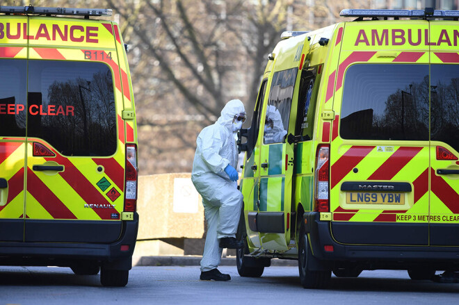 Londonas slimnīcas pieredzējušas "smagi slimu pacientu skaita sprādzienu", un nākamo divu nedēļu laikā to skaits turpinās pieaugt.