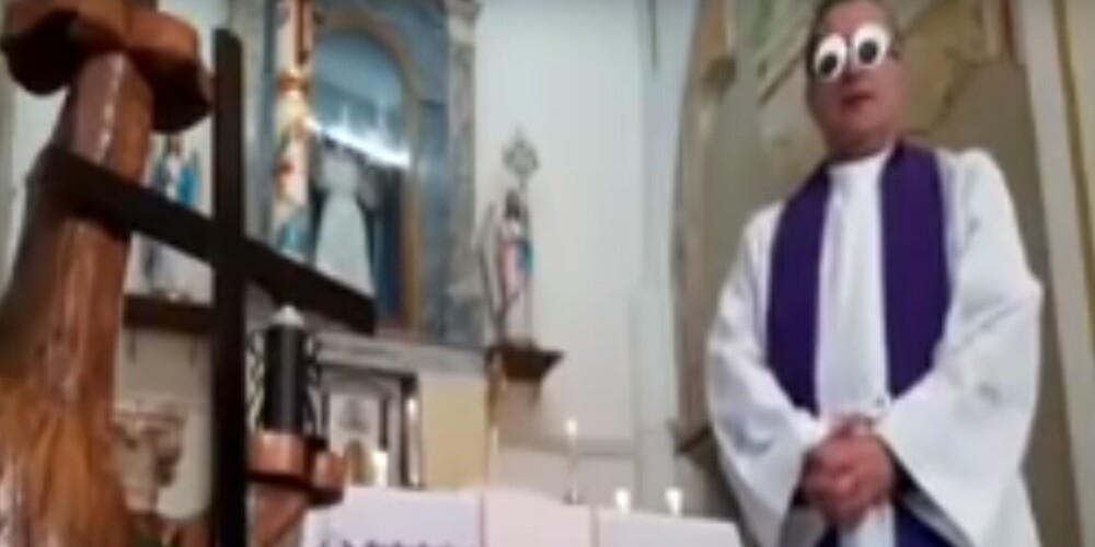 Священник из Италии рассмешил прихожан во время онлайн-службы