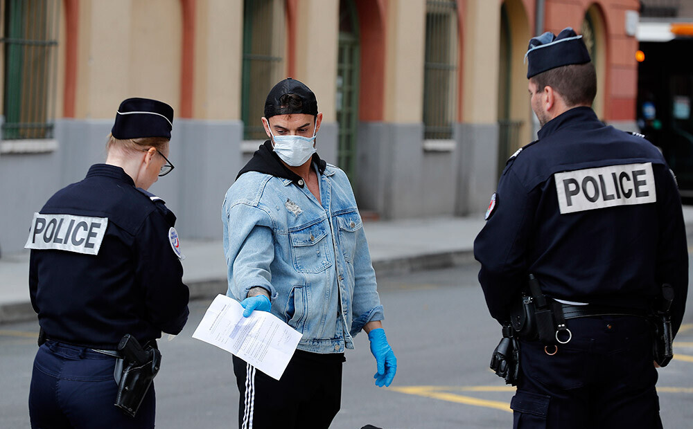 Francijas policija draud pārstāt nodrošināt Covid-19 ierobežojošos pasākumus, jo trūkst sejas maskas