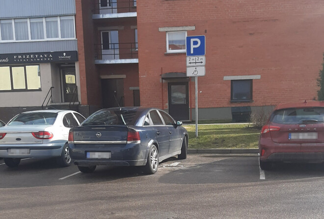 Zeltīte Kusiņa atzīst, ka auto "zem zīmes" novietojusi divreiz un par to atvainojās.