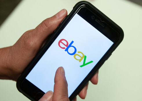 Reaģējot uz vīrusa straujo ietekmi uz vispasaules ekonomisko situāciju, "eBay" pieņēmusi lēmumu, ka turpmāk visi "eBay Store" pārdevēji varēs izmantot iespēju lielāko daļu no komisijas maksājumiem atlikt uz 30 dienu periodu. 