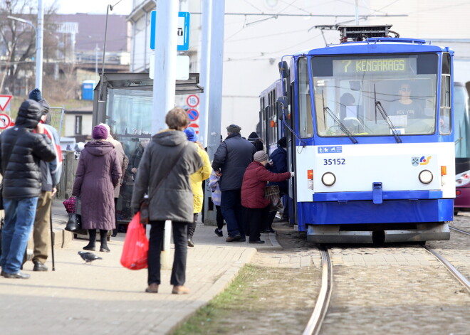Apsver iespēju jau tuvākajā laikā ieviest cilvēku pulcēšanās ierobežojumus brīvā dabā