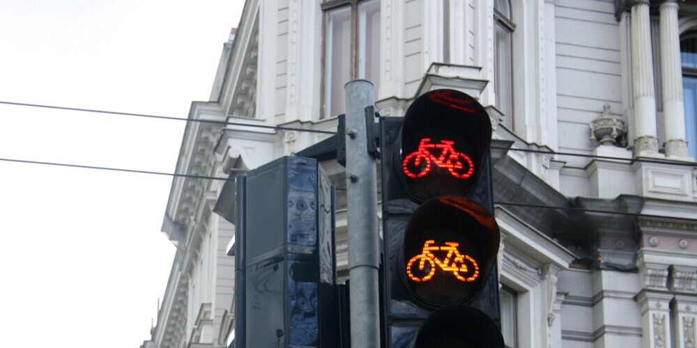 В Риге на светофорах отключают кнопки вызова для пешеходов