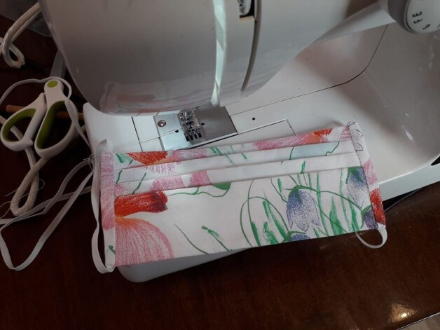 Pozitīvajai balgalniecei Santai Frīdenbergai kaimiņi jau pasūtījuši uzšūt vairākus desmitus mutes aizsargu.