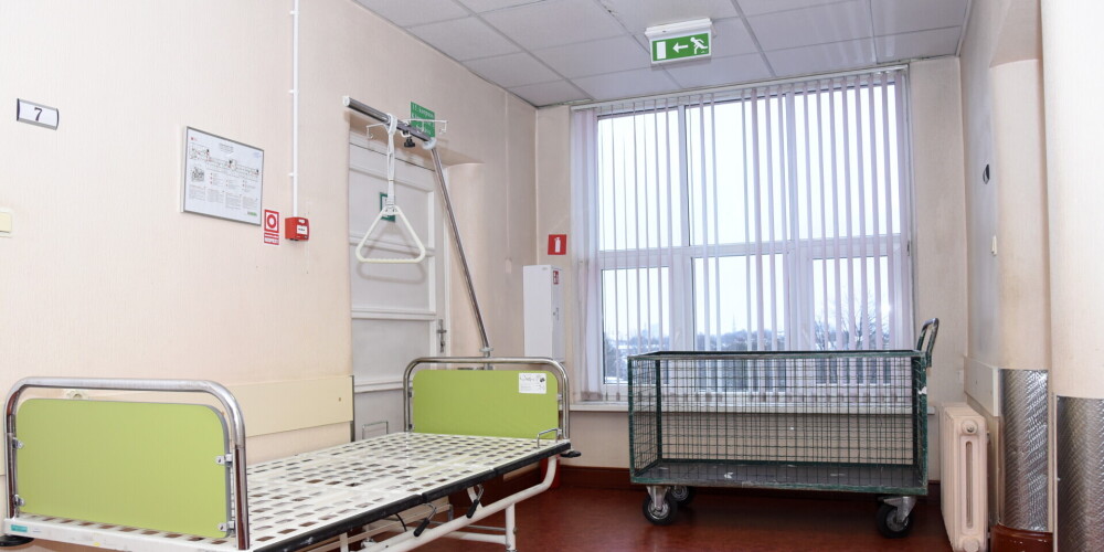 Инфицированные Covid-19 люди лечатся в больницах в четырех городах Латвии