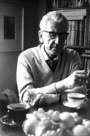 Dramaturgs Mārtiņš Zīverts savā dzīvoklī Stokholmā. Portrets. Zviedrija, 1980. gads.