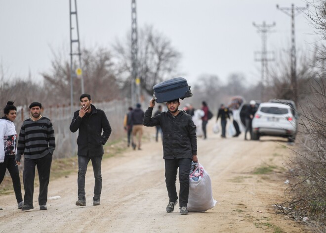 Mediji: Migranti pametuši Turcijas un Grieķijas robežu