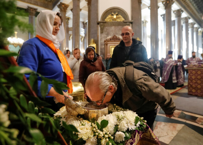 Pareizticīgie Krievijā no koronavīrusa izsargājas ar vīraku un ticību