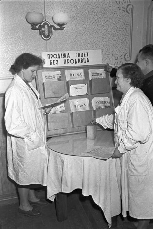 Rīgas Medicīnas preparātu rūpnīcas darbinieki pie avīžu stenda bez pārdevēja. 1958. gads.