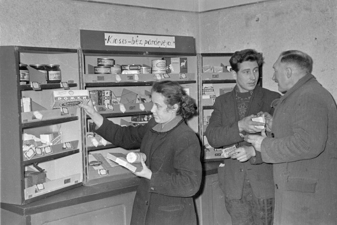 Kandavas rajona kolhoza "Lāčplēsis kiosks" bez pārdevēja. 1959. gads.