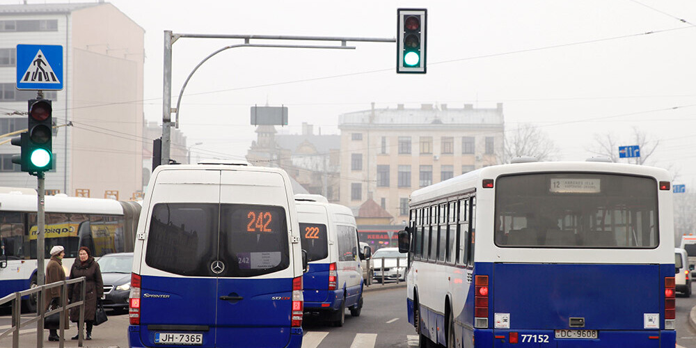 Nosakot vairākus izņēmumus, atceļ braukšanas atlaides Rīgas sabiedriskajā transportā