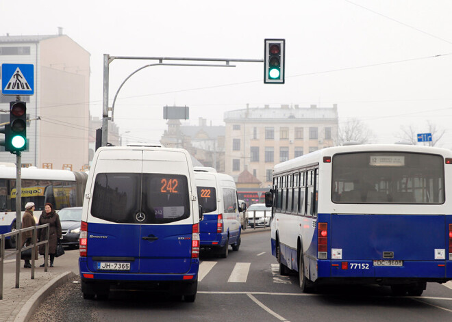 Nosakot vairākus izņēmumus, atceļ braukšanas atlaides Rīgas sabiedriskajā transportā