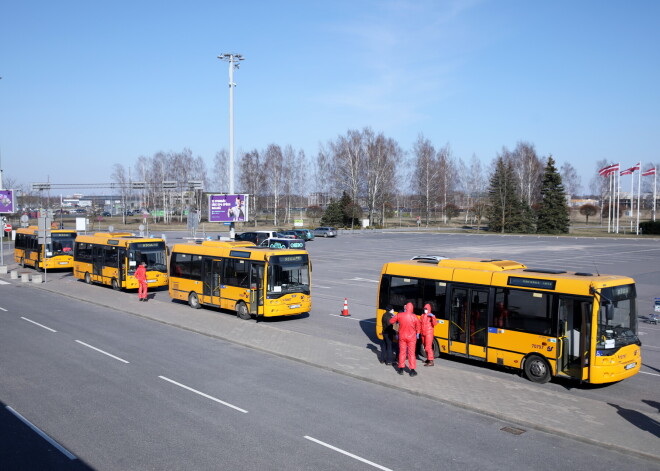 SIA "Rīgas satiksme" organizētie bezmaksas autobusi, kas paredzēti, lai repatriantus no lidostas "Rīga" nogādātu pēc iespējas tuvāk viņu dzīvesvietām.