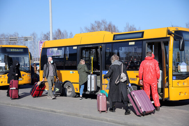 Bezmaksas autobusu izmantot izvēlējās vien 17 cilvēki, kuri šodien no Londonas ielidoja Rīgā.