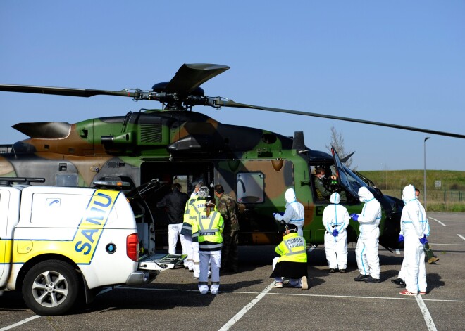 Francijas bruņoto spēku helikopteri transportēs Covid-19 pacientus ārstēties uz Vāciju