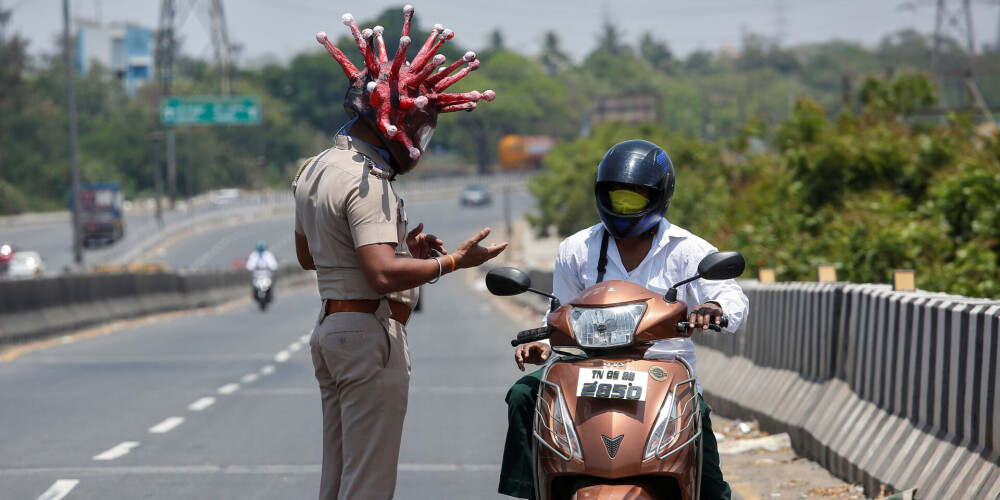 FOTO: Indijā kārtību uzrauga policists ar šim brīdim īpaši aktuālu ķiveri