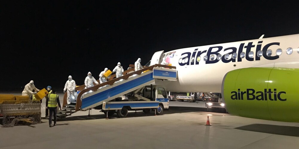 "airBaltic" reiss no Ķīnas ar aptuveni miljonu sejas masku un respiratoru Latvijā ielidos agri no rīta