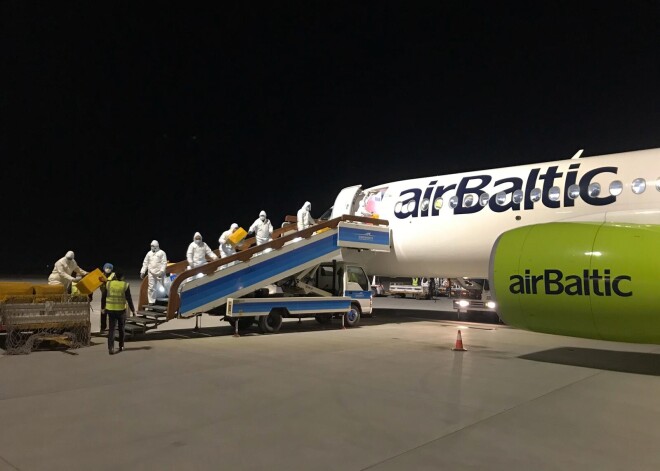 "airBaltic" reiss no Ķīnas ar aptuveni miljonu sejas masku un respiratoru Latvijā ielidos agri no rīta