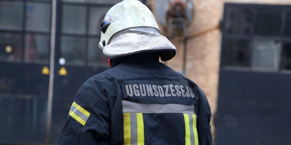 Šorīt kokapstrādes uzņēmumā Rīgā izcēlies paaugstinātas bīstamības ugunsgrēks