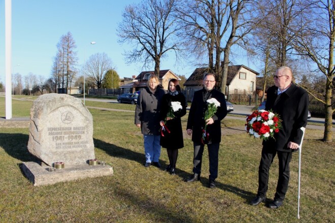 Ikšķiles novada domes priekšsēdētājs Indulis Trapiņš (no labās), noliekot ziedus pie represēto piemiņas vietas, aizdomājās, ka koronavīruss ir tikpat ļauns kā Staļinlaika masu deportāciju veicēji.  