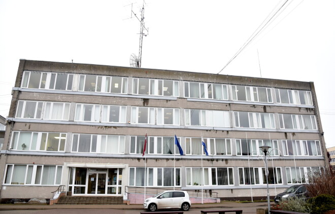 Īpaši izdomas bagāti tagad bezdarbībā nīkstošie aizkrauklieši bija iecienījuši klaiņot pa Aizkraukles novada domes ēku. Tagad namrunis viņiem šādu iespēju liegs. *