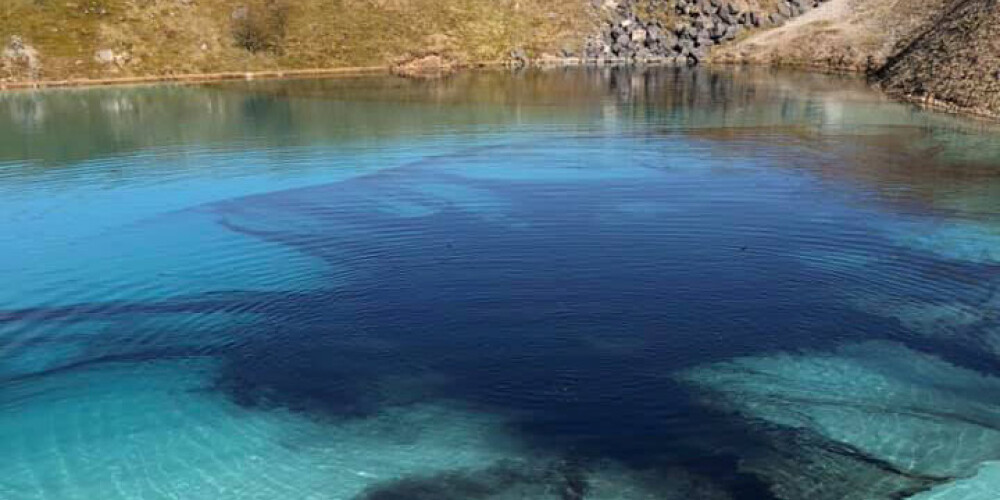 Lai atturētu tūristus no drūzmēšanās, britu "zilā lagūna" nokrāsota melna