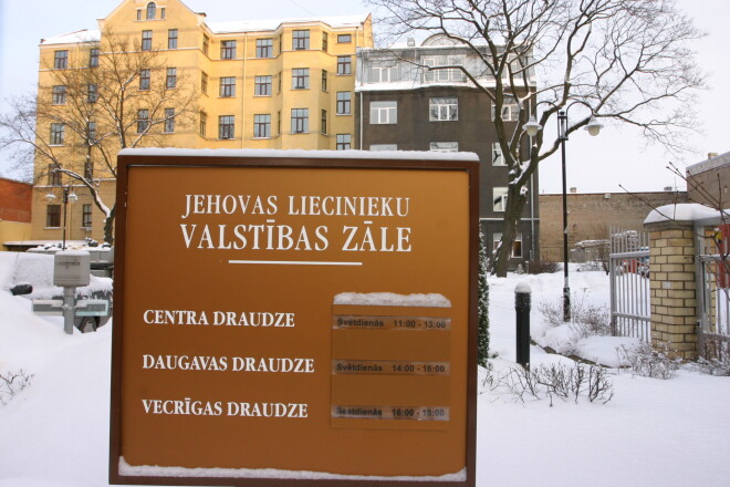 Tieslietu ministrijas statiskas dati liecina, ka pamazām, bet konsekventi ar katru gadu samazinās Latvijā reģistrēto Jehovas liecinieku draudžu locekļu skaits.