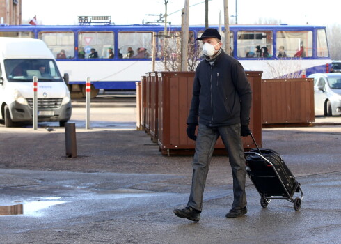 Kāpēc Latvijā cīņā pret koronavīrusu nenēsā sejas aizsargmaskas? Pretēju viedokļu sadursme