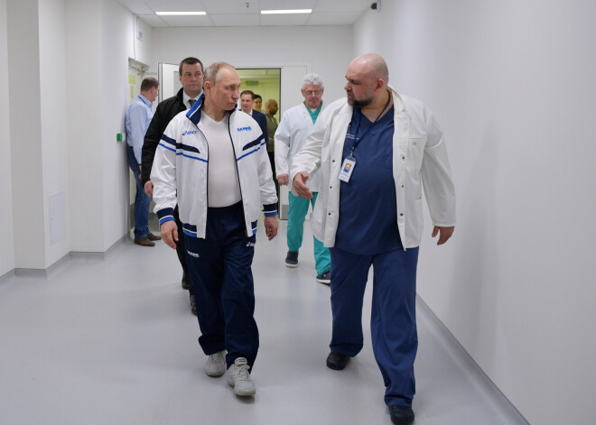 Russian President Vladimir Putin listens to Denis Protsenko, chief physician of a hospital for patients infected with coronavirus disease (COVID-19), as they walk at the hospital, on the outskirts of Moscow, Russia March 24, 2020. Sputnik/Alexey Druzhinin/Kremlin via REUTERS ATTENTION EDITORS - THIS IMAGE WAS PROVIDED BY A THIRD PARTY.