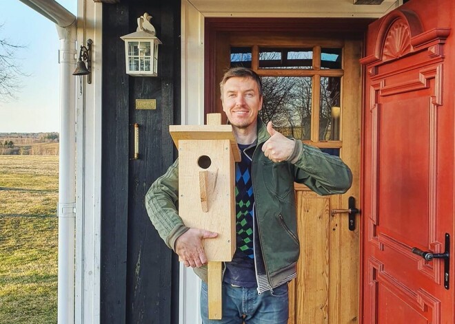 "Prāta vētras" mūziķis Māris Mihelsons dīkā nesēž - lauku mājās uzmeistaro elegantu putnu būri