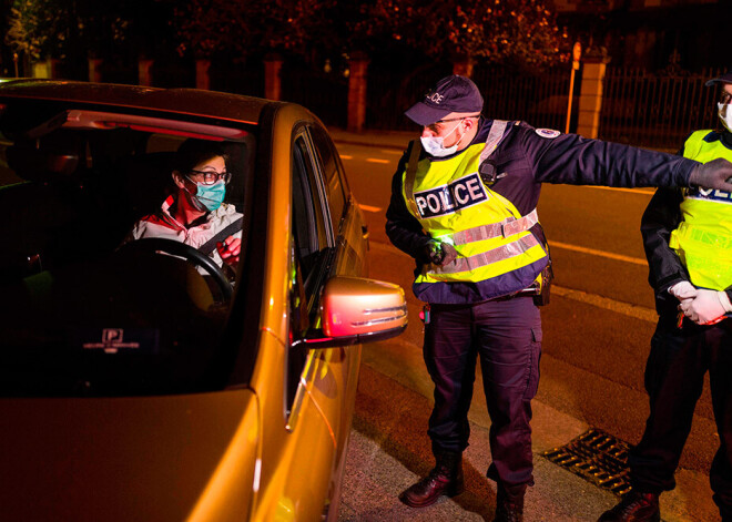 Policisti Francijā par karantīnas pārkāpumiem jau izrakstījuši 359 000 sodu