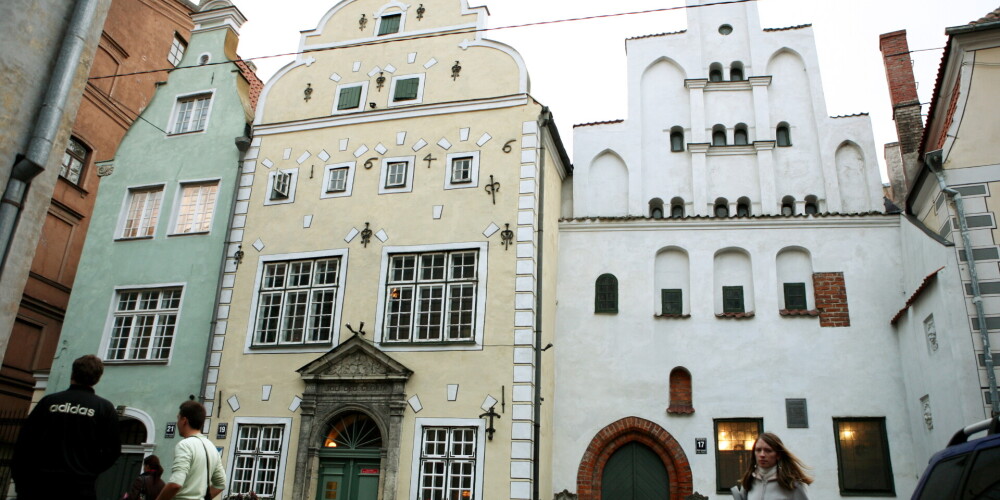 Rīgas ēku komplekss "Trīs brāļi" saņem Eiropas mantojuma zīmi