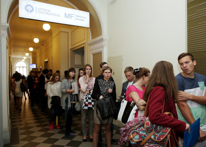 Valsts galvoto studiju un studējošā kredītu pamatsummas atmaksu varēs atlikt līdz pusgadam